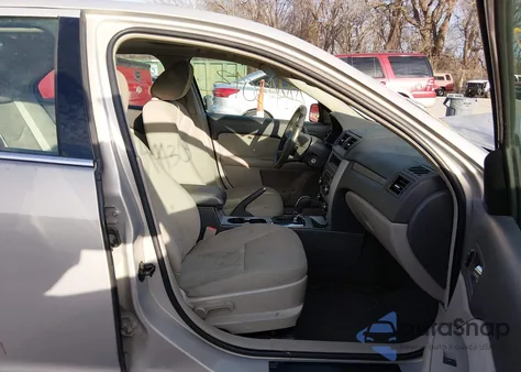 2010 Mercury Milan z USA, uszkodzony, nr VIN 3MEHM0HA2AR601642